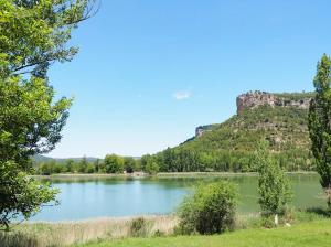 a large lake with a mountain in the background at Casa rural fuente de la mora in Uña