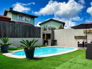 a swimming pool in the yard of a house at La casuca de Logan in Castro-Urdiales