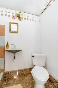 uma casa de banho com um WC e um lavatório em Mar Caribe PV em Puerto Viejo