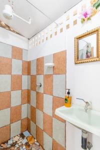 a bathroom with a sink and a mirror at Mar Caribe PV in Puerto Viejo