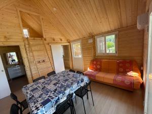 Habitación con cama, mesa y sillas. en Camping la escalada, en Gandía