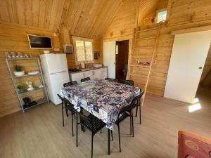 cocina y comedor con mesa y sillas en Camping la escalada, en Gandía