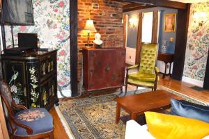 sala de estar con sofá y sillas en Silsbee's by Daniels House en Salem