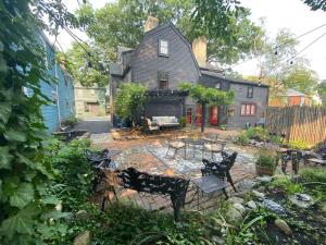 uma casa com um quintal com cadeiras e uma casa em Silsbee's by Daniels House em Salem