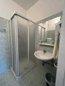 een badkamer met een douche en een wastafel bij Hotel Morri - il BIBLIHOTEL in Riccione
