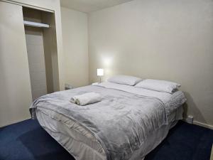 una camera da letto con un grande letto con due cuscini di 4 Bedrooms, VERY Central Townhouse! a Wellington