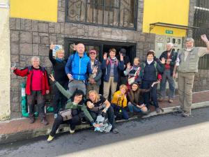 un gruppo di persone che posano per una foto davanti a un edificio di Casa CarpeDM a Quito