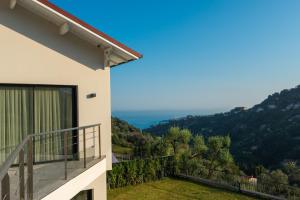 - un balcon offrant une vue sur l'océan dans l'établissement Villa Daniel, à Menton