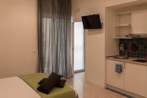 Zimmer mit einem Bett und einer Küche mit einem Fenster in der Unterkunft B&B TERRA MIA in Ercolano