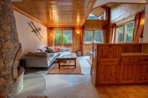 una sala de estar con un sofá y una mesa en Grand Duc 8, en Méribel