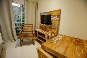 Uma TV ou centro de entretenimento em Flats de Sumatra