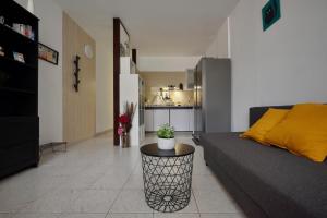 salon z kanapą i stołem w obiekcie Apartamento El Gato w mieście Costa Del Silencio