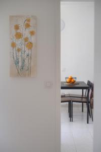 ein Esszimmer mit einem Tisch und einem Gemälde an der Wand in der Unterkunft Apartamento El Gato in Costa Del Silencio