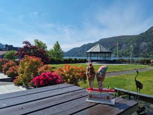 zwei Figuren auf einer Schachtel auf einem Picknicktisch mit einem Pavillon in der Unterkunft Bremanger Fjord Hotell in Svelgen