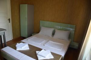 Postel nebo postele na pokoji v ubytování Crossway Tbilisi Hotel