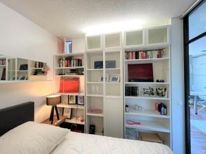 1 dormitorio con estanterías blancas y 1 cama en Panoramic App A03-5, en Sierksdorf