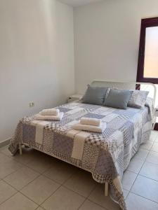 1 dormitorio con 1 cama con 2 almohadas en Home2Book Casita Frontera Wonderful Terrace en Frontera