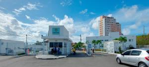 ein vor einer Tankstelle geparkt in der Unterkunft COPIA0102 - Condomínio Cores de Piatã in Salvador