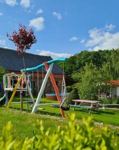 park z placem zabaw i stołem piknikowym w obiekcie Agroturystyka Nad Stawem w mieście Sulęcin