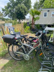 在Mobil home 3 chb tout confort, Espace Enfants - Claouey Cap Ferret内部或周边骑自行车