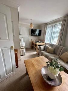 a living room with a couch and a table at Lovely 2 bed apartment sleeps 5 in Abingdon
