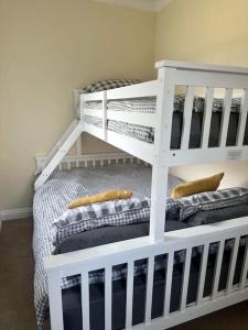 two white bunk beds in a room at Lovely 2 bed apartment sleeps 5 in Abingdon