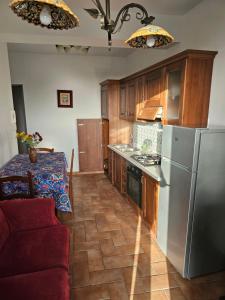 een keuken met een roestvrijstalen koelkast en een tafel bij Case Magliolo in Cefalù