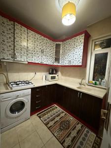 イスタンブールにあるSanta Apartmentのキッチン(洗濯機、シンク付)