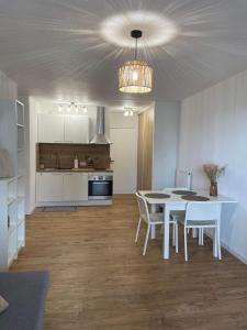 a kitchen and dining room with a table and chairs at Appartement cosy in Métabief