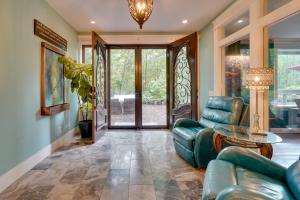 Χώρος καθιστικού στο Large Family Home with Patios, Gas Grill and Fire Pit!