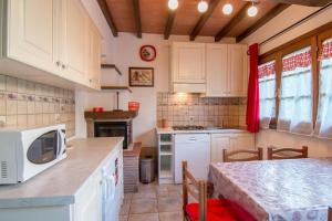 A kitchen or kitchenette at Suite con Piscina Privata e Giardino 2 matrimoniali 2 bagni Még 10 kép