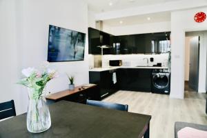Кухня или мини-кухня в New Modern Apartment With FREE Private Parking
