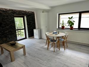 un comedor con mesa y sillas en una habitación en Forest Apart en Predeal