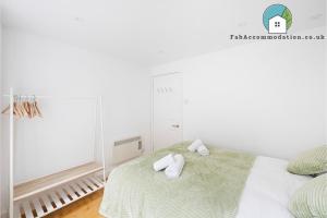 Postel nebo postele na pokoji v ubytování Central Apt-2Bed 2Bath-AC unit-By FabAccommodation