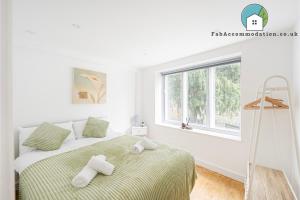 Postel nebo postele na pokoji v ubytování Central Apt-2Bed 2Bath-AC unit-By FabAccommodation