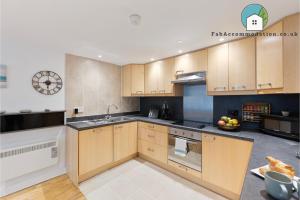 A kitchen or kitchenette at Central Apt-2Bed 2Bath-AC unit-By FabAccommodation