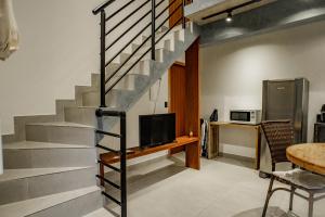 Uma TV ou centro de entretenimento em Flats de Sumatra