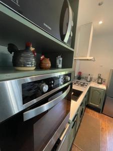 uma cozinha com um fogão e um fogão forno superior em Domaine La Belle Histoire - Gîte côté Parc em Besset