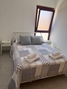 1 dormitorio con 1 cama con 2 almohadas en Home2Book Casita Frontera Wonderful Terrace, en La Frontera