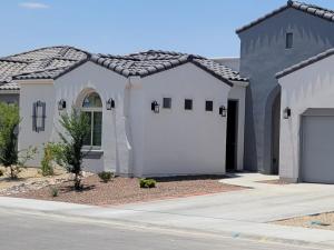 uma casa com uma garagem branca em Cozy Casita Suite em Las Cruces