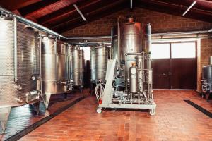 una fabbrica di birra con un mucchio di serbatoi d'argento di COUNTRY HOUSE LE VIGNE b&b a Galluccio
