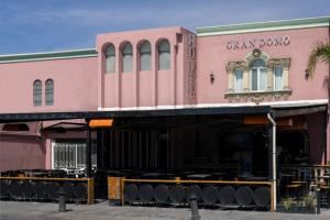 a pink building with a sign that reads car bar at Hotel Gran Domo in León