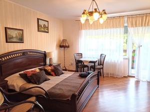ein Schlafzimmer mit einem großen Bett und einem Tisch in der Unterkunft Willa Jawor in Wisła