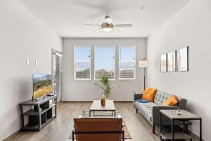 Χώρος καθιστικού στο Spacious Westgate CozySuites by stadium with pool 2