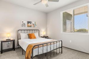 Ένα ή περισσότερα κρεβάτια σε δωμάτιο στο Spacious Westgate CozySuites by stadium with pool 2