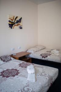 una habitación de hotel con 2 camas y una toalla en la cama en Del Mar Koblevo en Koblevo
