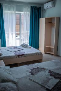 1 dormitorio con 2 camas y ventana en Del Mar Koblevo en Koblevo