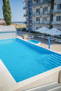 a large blue swimming pool in front of a building at Del Mar Koblevo in Koblevo