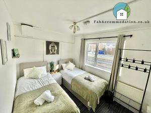 Voodi või voodid majutusasutuse Private 2Bed-Parking & Garden-By FabAccommodation toas