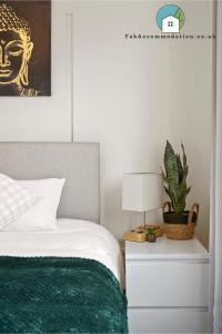 Voodi või voodid majutusasutuse Private 2Bed-Parking & Garden-By FabAccommodation toas